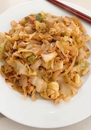 A picture of Pan fry instant noodles with vegetables.