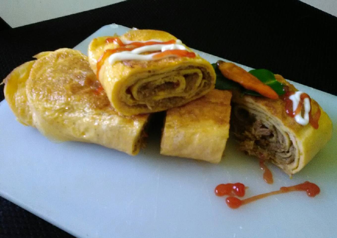 Telur dadar gulung isi rendang