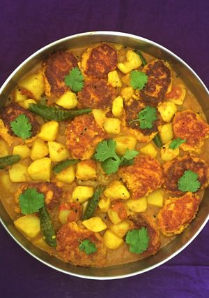A picture of Bengali Kacha Kalar Kofta Dalna.
