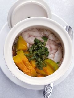 Hình của món Óc heo chưng bí đỏ cho bé.