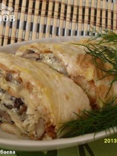 Фото Запеченный рулет из лаваша с грибами и курицей.