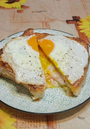 Foto di Croque Madame salmone affumicato e Piave DOP di Mezzano