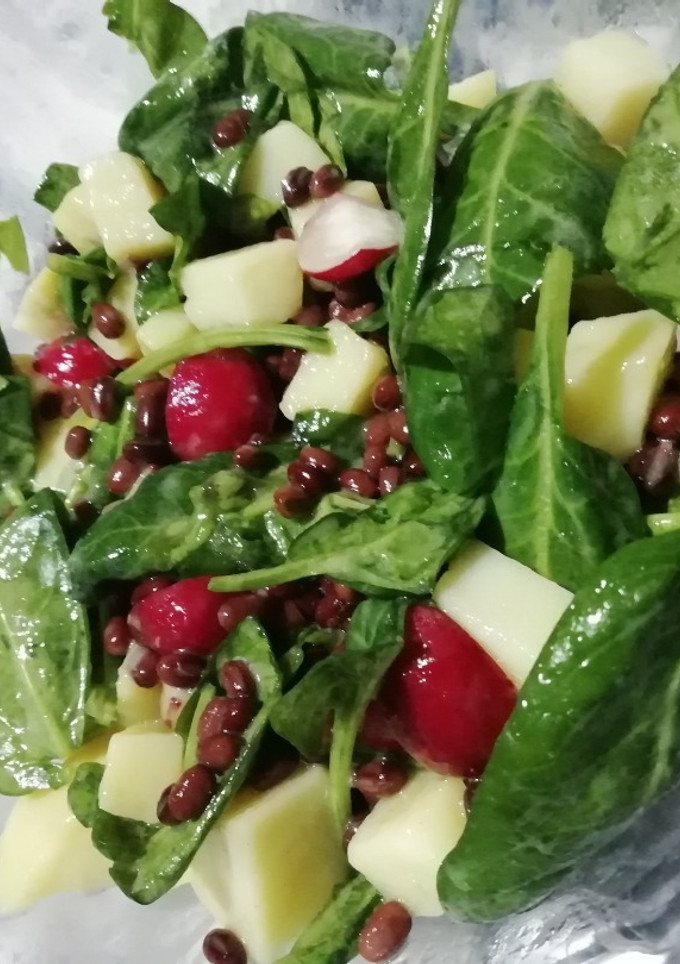 Una foto de Ensalada de espinacas distinta