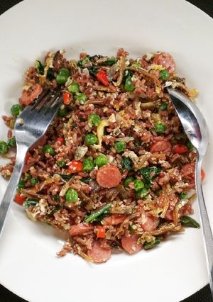 Foto resep Nasi Merah Goreng (teri, sosis, sawi, kacang polong)