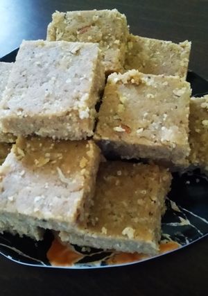 સુખડી પાક (Sukhadi Paak Recipe In Gujarati) રેસીપી મુખ્ય ફોટો