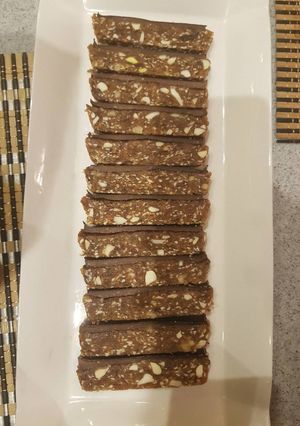 عکسی از دستور اسلایس خرما با روکش شکلاتی