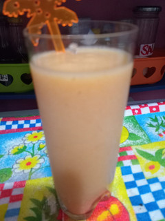 Una foto de LICUADO DE PERA🍐🍐🍐Y DURAZNO 🍑🍑🍑🤪🤪🤪🤪