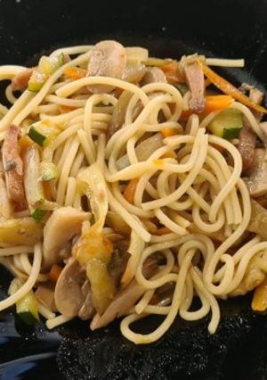 Una foto de Espaguetis con verduritas y salsa de soja 🍝