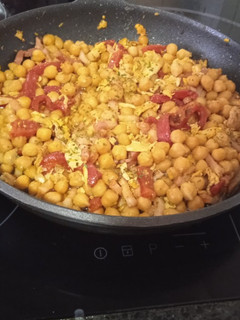 Una foto de Garbanzos salteados con bacon y salsa de soja 😜😋