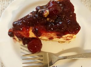 Una foto de Cheesecake con salsa de frutos del bosque
