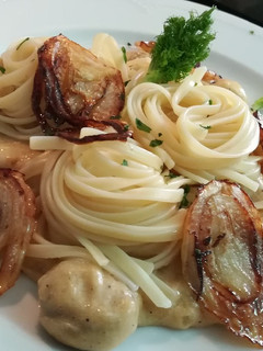 Una foto de Tallarines con Bechamel, champiñones y chips de hinojo