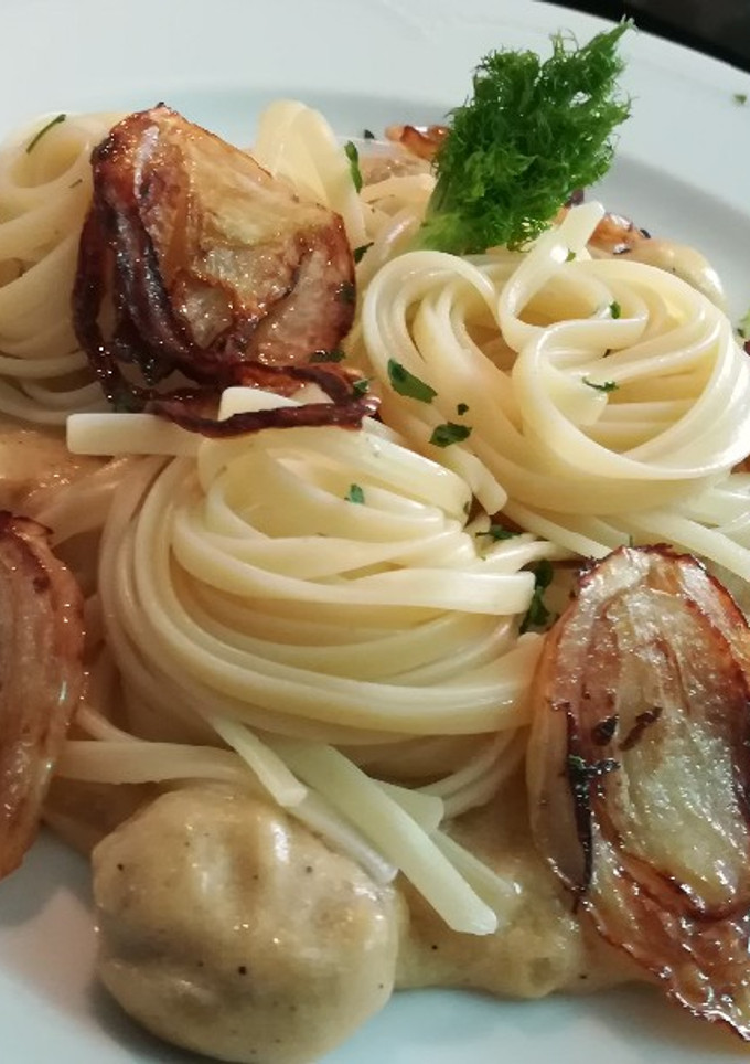 Una foto de Tallarines con Bechamel, champiñones y chips de hinojo