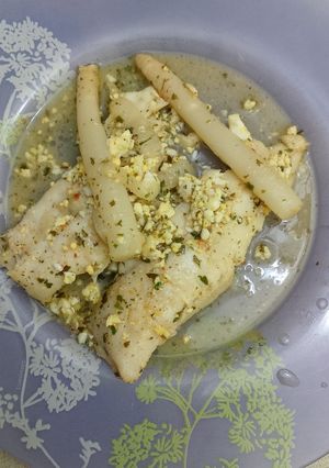Una foto de Pescado en salsa con espárragos blancos