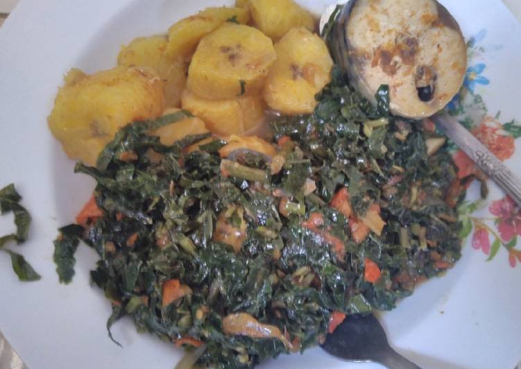 Unripe plantain and vegetable sauce with fish