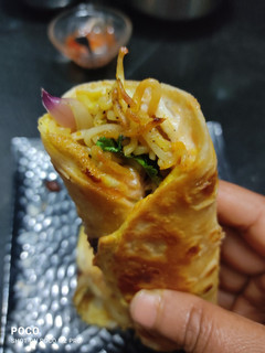 मैगी नूडल्स रोल (Maggi Noodles roll recipe in Hindi) रेसिपी मुख्य फोटो