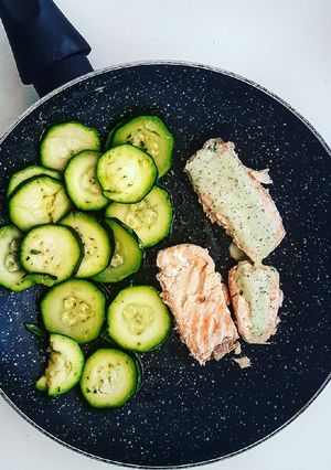 Une photo de Saumon à la vapeur avec sa sauce au thé matcha