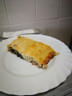 Una foto de Hojaldre con queso de cabra y verduras