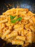 Pasta cremosa con atún y tomate