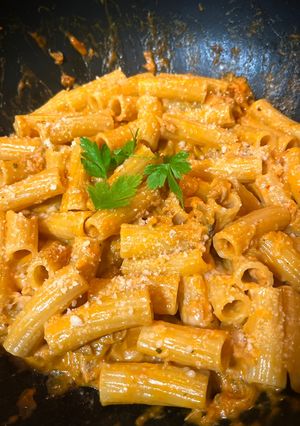 Una foto de Pasta cremosa con atún y tomate