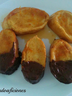 Una foto de Torrijas al horno con almíbar de naranja y chocolate