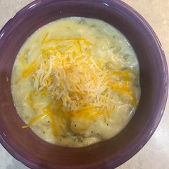 A picture of Caldo de queso con papas (cheese & potato soup).