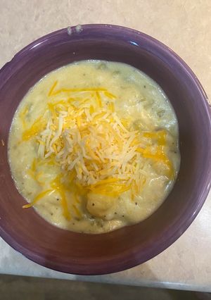 A picture of Caldo de queso con papas (cheese & potato soup).