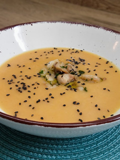Una foto de Crema de puerros y boniato con pollo