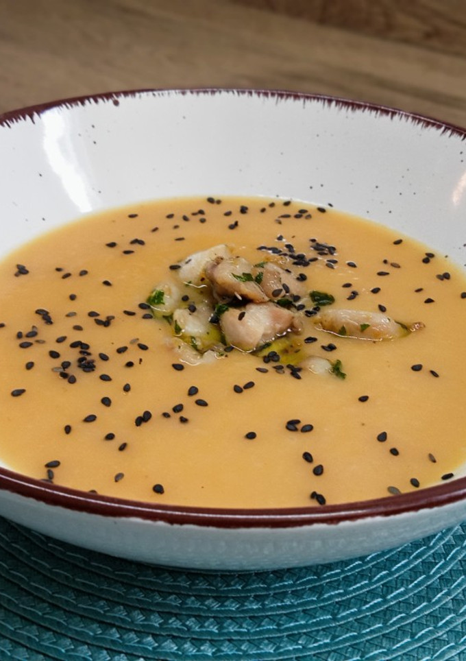 Una foto de Crema de puerros y boniato con pollo