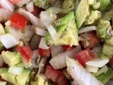 ¡Ensalada de palta, tomate y cebolla!