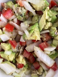 Una foto de ¡Ensalada de palta, tomate y cebolla!