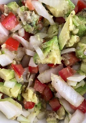 Una foto de ¡Ensalada de palta, tomate y cebolla!