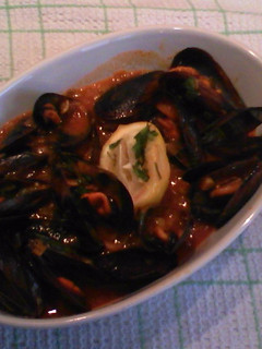 Una foto de Mejillones con salsa de tomate