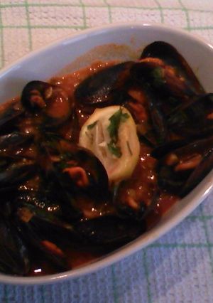 Una foto de Mejillones con salsa de tomate
