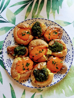 Una foto de Patatas al puñetazo con salsa romesco y pesto