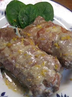 Una foto de Rollitos de ternera con salsa de limón y naranja al vermú