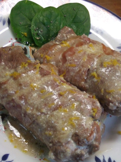 Una foto de Rollitos de ternera con salsa de limón y naranja al vermú