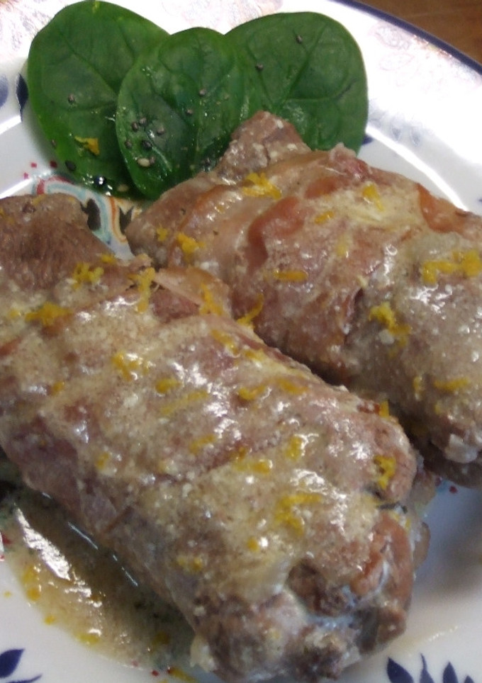 Una foto de Rollitos de ternera con salsa de limón y naranja al vermú