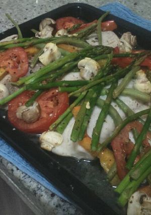 Una foto de Pescado Blanco con vegetales al horno