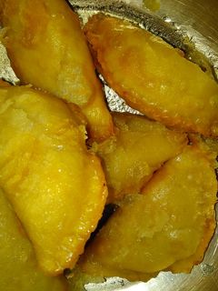 चाशनी खोया गुजिया (chasni khoya gujiya recipe in hindi) रेसिपी मुख्य फोटो