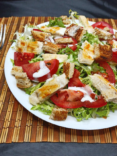 Una foto de Ensalada de pollo a la parrilla