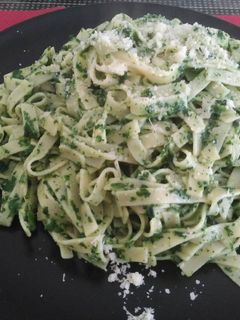 Una foto de Tagliatelle con pesto de espinacas