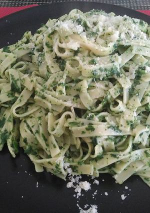 Una foto de Tagliatelle con pesto de espinacas