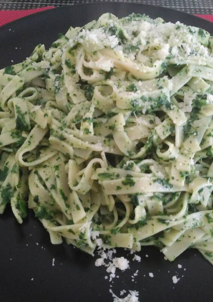 Una foto de Tagliatelle con pesto de espinacas
