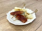 Una foto de brocheta jamón serrano