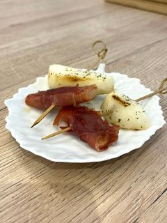 Una foto de Brocheta de pera, queso ahumado y jamón serrano