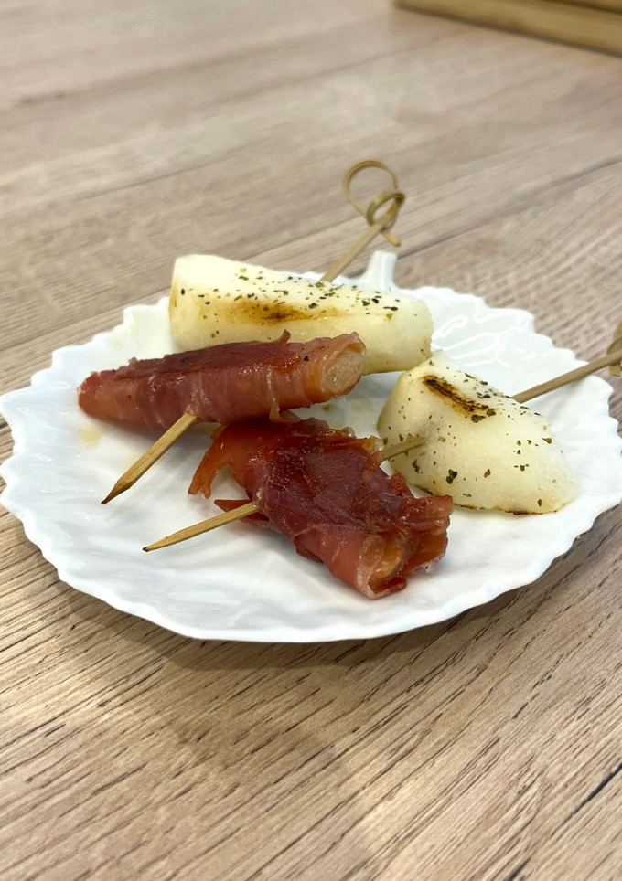 Una foto de Brocheta de pera, queso ahumado y jamón serrano