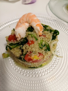Una foto de Ensalada de quinoa con langostinos