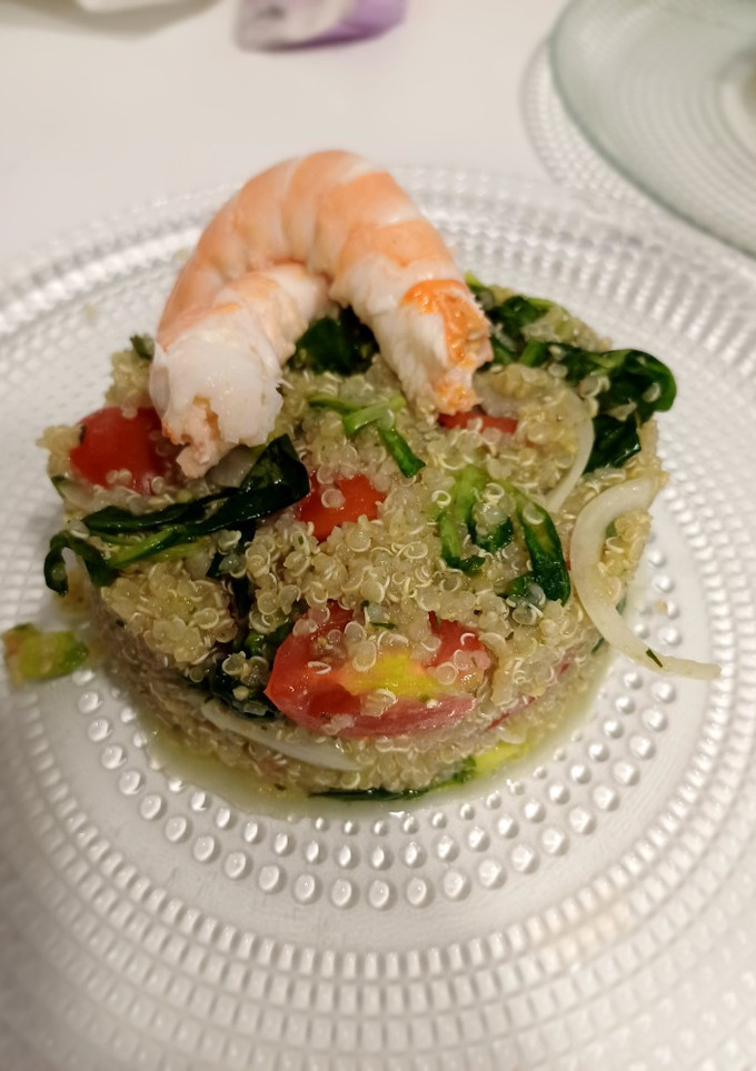 Una foto de Ensalada de quinoa con langostinos