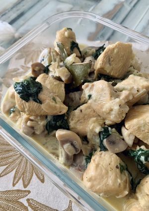 Una foto de Pollo cremoso con champiñones y espinacas baby