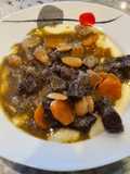 Estofado de venado con setas sobre puré de patatas